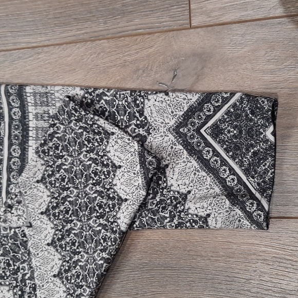 Abercrombie & Fitch black & white print leggings, size large - Picture 5 of 10